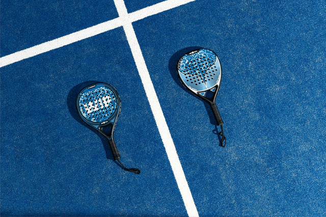 Deux raquettes de padel de formes différentes posées sur un court bleu