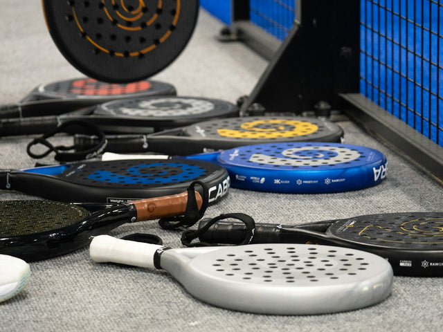 Plusieurs raquettes de padel de différentes marques alignées