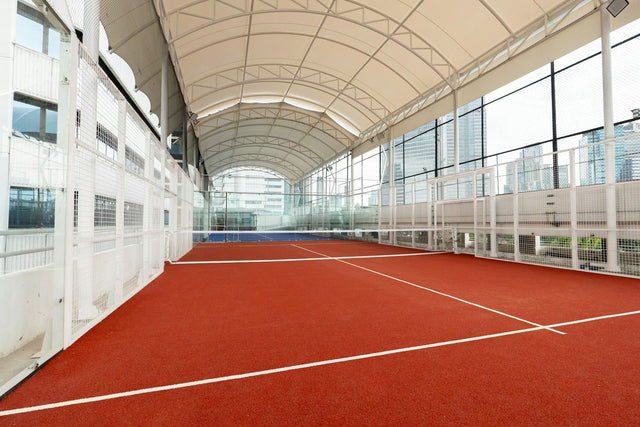Terrain de padel couvert sous une toiture, entre indoor et outdoor
